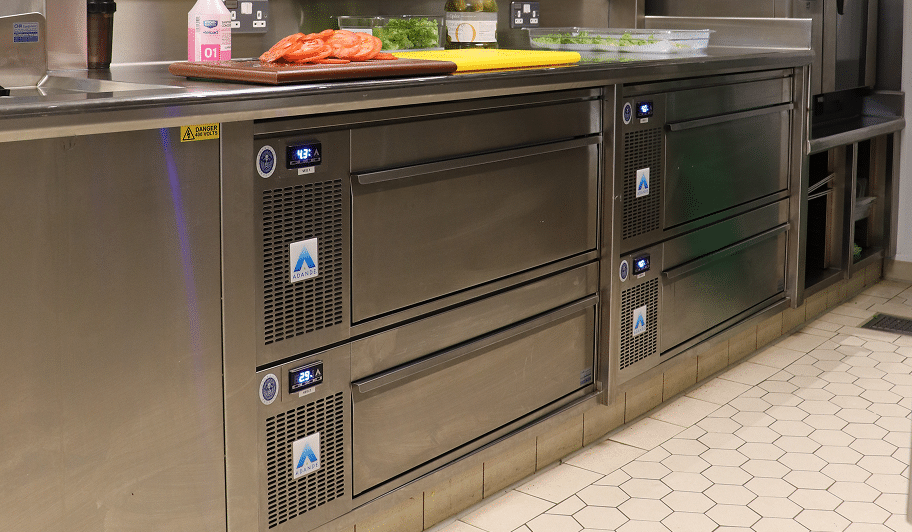 Chef abriendo un cajón refrigerado Adande