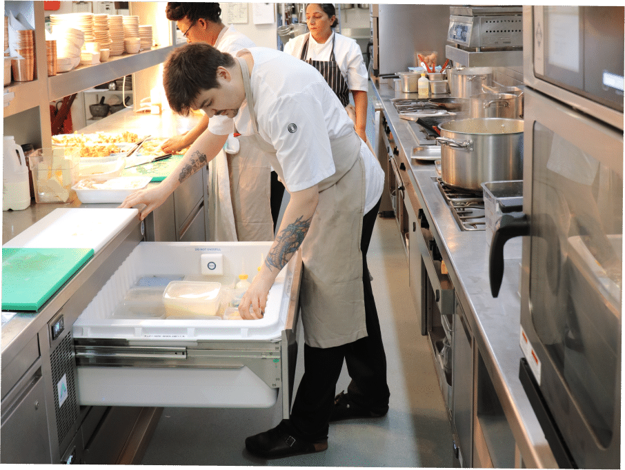 Chef abriendo un cajón refrigerado Adande VCS