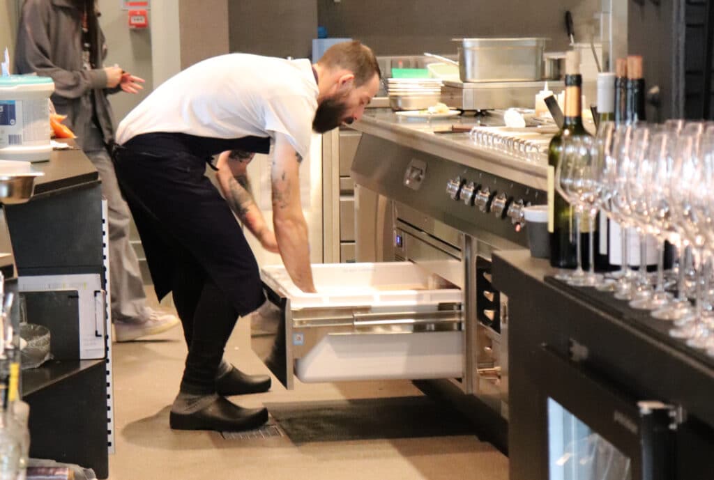 Chef abriendo un cajón refrigerado Adande