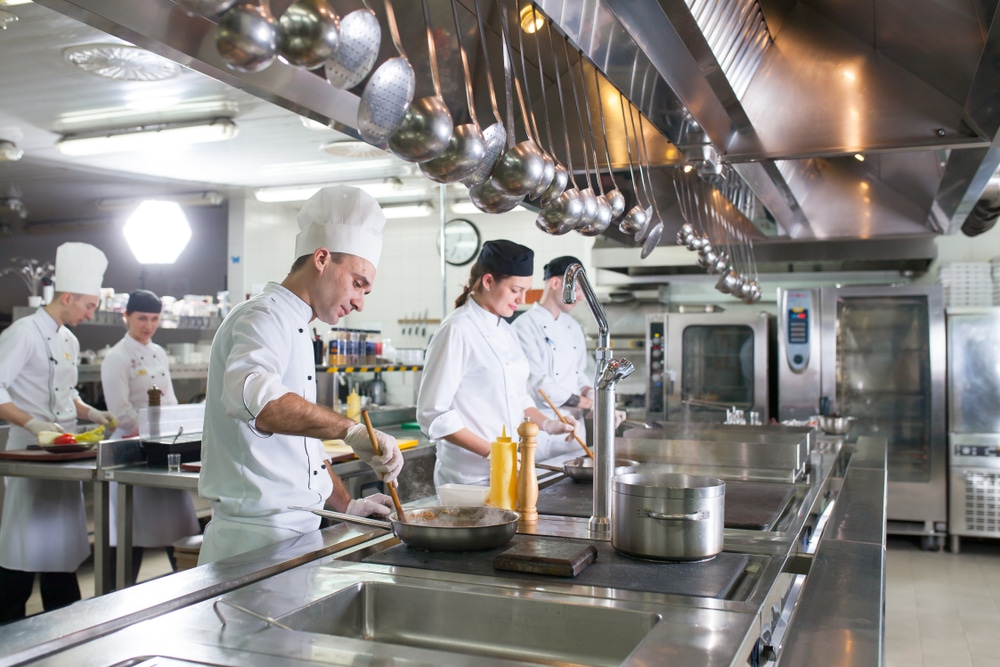 Chef abriendo un cajón refrigerado profesional